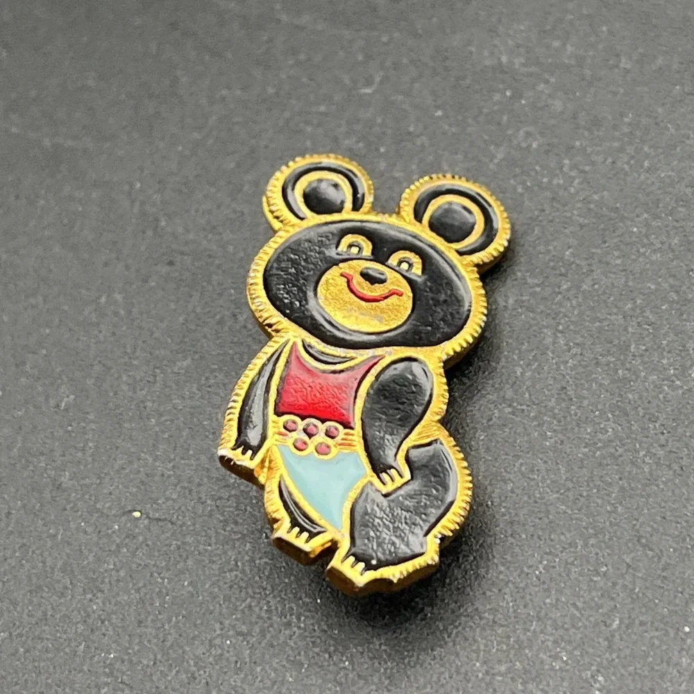 1980 Moscow Olympics Misha The Bear Mascot Red &‎ Blue Singlet Lapel Hat Pin